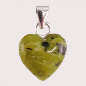 Colgante corazón de lizardita, con gancho de plata esterlina