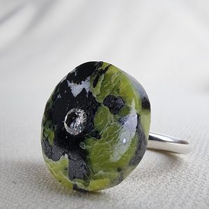 Anillo "Orbita" con Lizardita